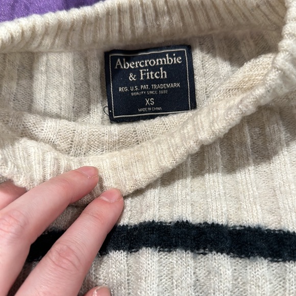 ABERCROMBIE&FITCH XS cream navy stripe sweater. Very stretchy. Great condition - Picture 2 of 4